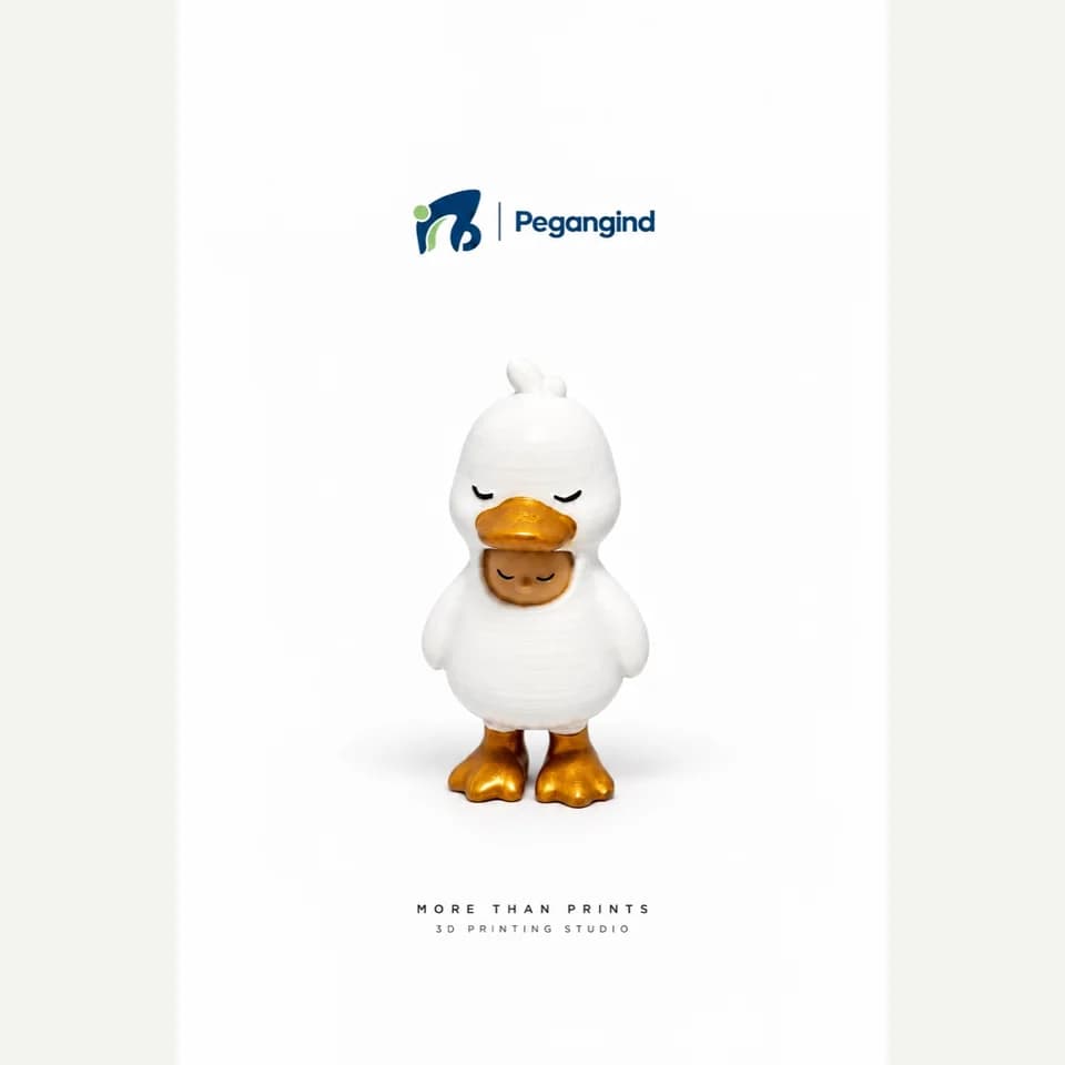 Figure karakter bebek putih dengan paruh dan sepatu emas