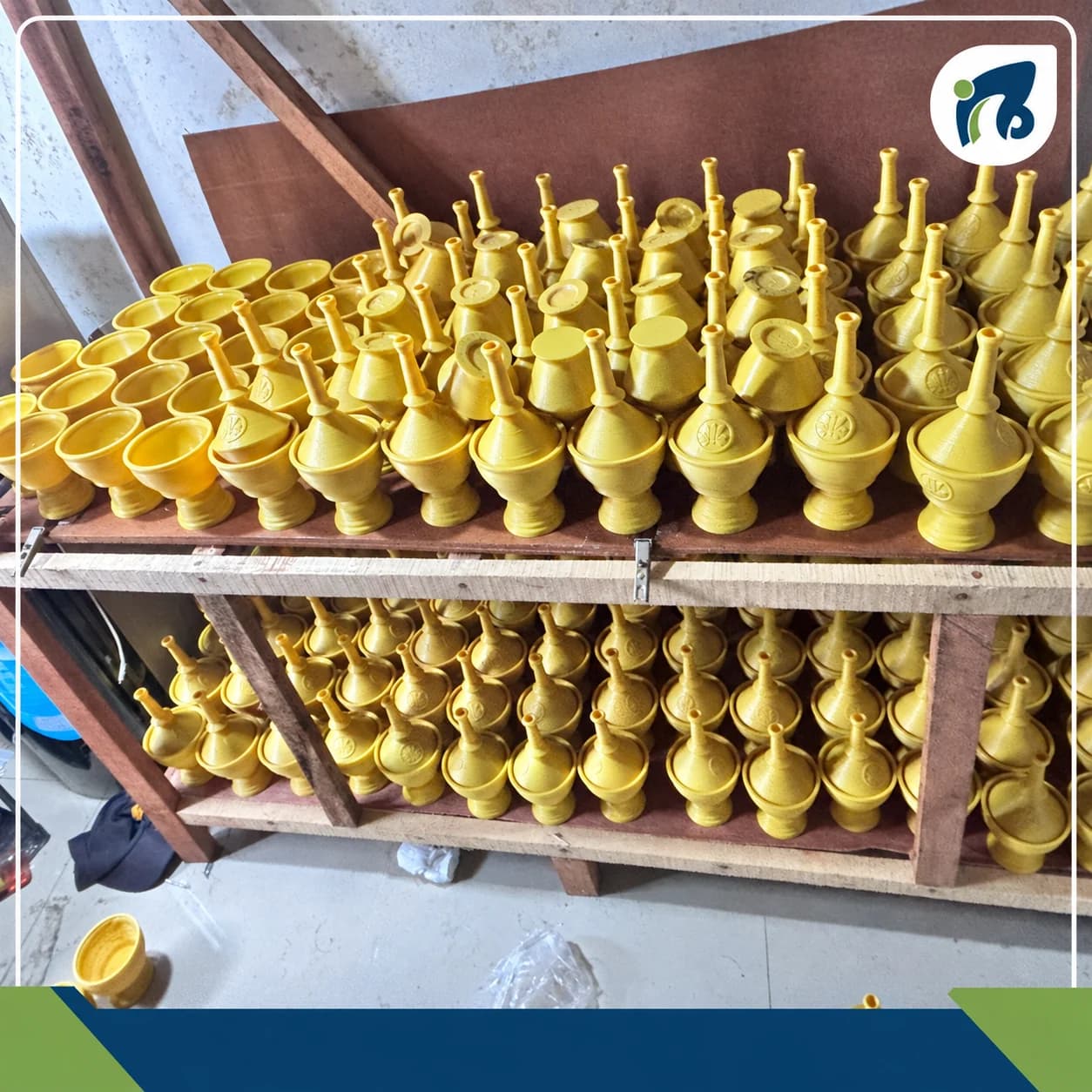 Deretan komponen cetak 3D berwarna kuning