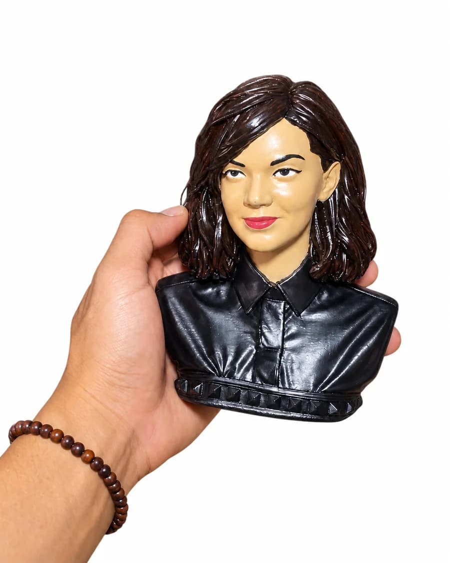 Figure 3D custom wanita dari foto, ditampilkan di tangan dengan latar putih